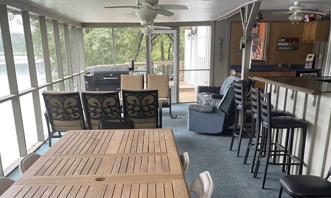 Valley Cabina | Auburn Game day Lake house with extra large back porch and floating dock