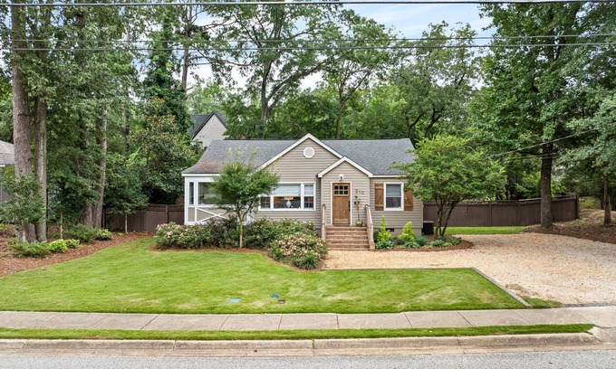 Auburn Casa | Auburn Gem w/ Dreamy Backyard!