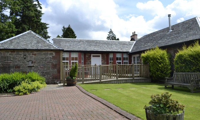 Arden Cabaña | Auchendennan Farm Cottage - sleeps 6 guests in 3 bedrooms