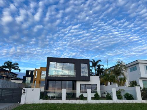 Te Atatu Peninsula Casa | Auckland Luxury Seafront House