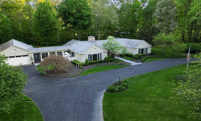 Benton Harbor Casa | Audubon Acres l pool table & outdoor dining