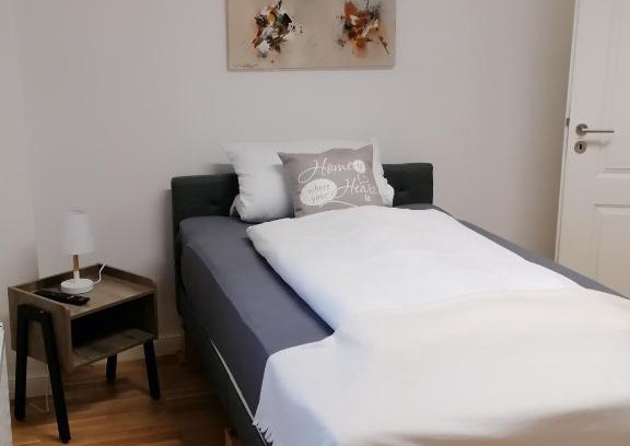 Hitdorf Apartamento | AufmLohr - Appartement mit 3 Schlafzimmern - in Leverkusen Hitdorf - Private Parkplätze vorhanden-