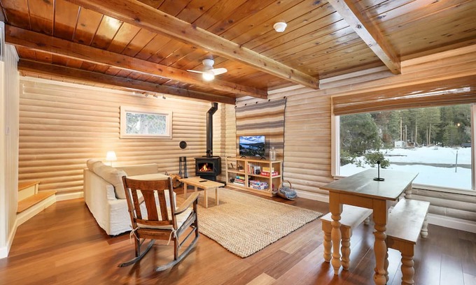 Tahoe Paradise Casa | Augie’s Authentic Log Cabin! Pets Welcome!
