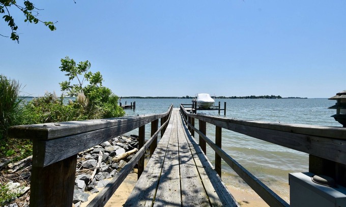 Royal Oak Casa | AUGUST Bookings, 10% Off. Near St.Michaels/Easton Waterfront, Dock,Hot Tub.