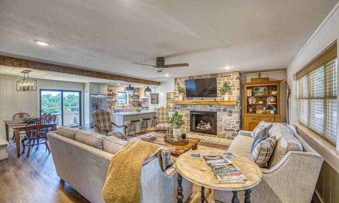 Jasper Casa | August Sale! Great Views on 20 ac, firepit, outdoor shower, XL deck, 2 kitchens