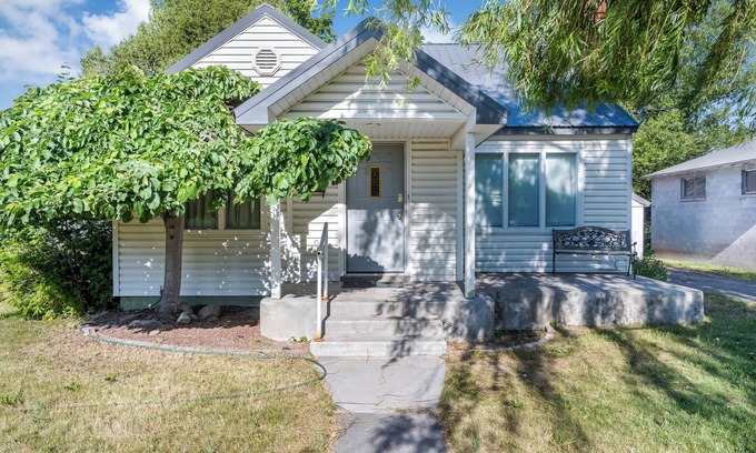 Rigby Casa | Aunt Mary's House 2-bedroom house with WiFi and window AC in delightful Rigby