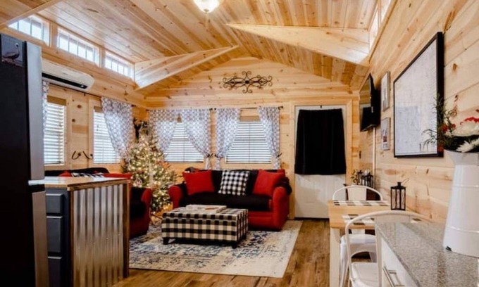 Dawsonville Cabina | Auraria Woods Hideaway-Dog friendly-Fenced- 2.2 miles from Lily Creek Farm