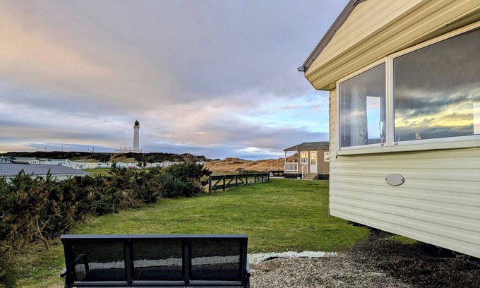 Lossiemouth Casa | Aurora on the Dunes: Coastal Stay Near West Beach with Lighthouse View!