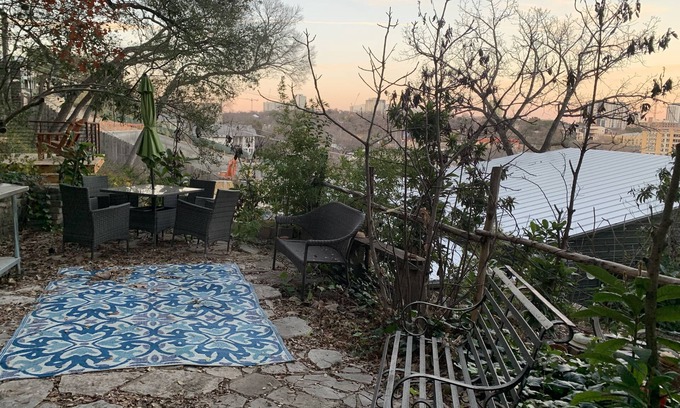 Clarksville Apartamento | Austin Base Camp (Monthly)