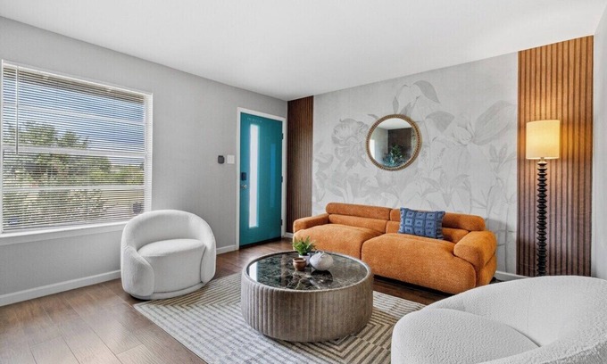 St. John - Coronado Hills Condominio | Austin King Suite Mins to St.Davids Hospital. Smart TV's, Fire Places, 3 bedroom
