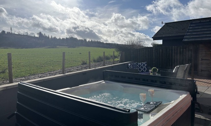 Dumfries Cabina | Austin Lodge 5 - Dumfries, private Hot Tub, Smart TVs, wifi, beautiful views