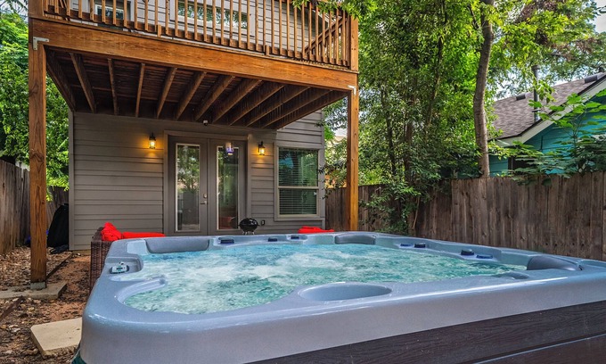 Foster Heights Casa | Austin Retreat Pool Table & Relaxing Patio