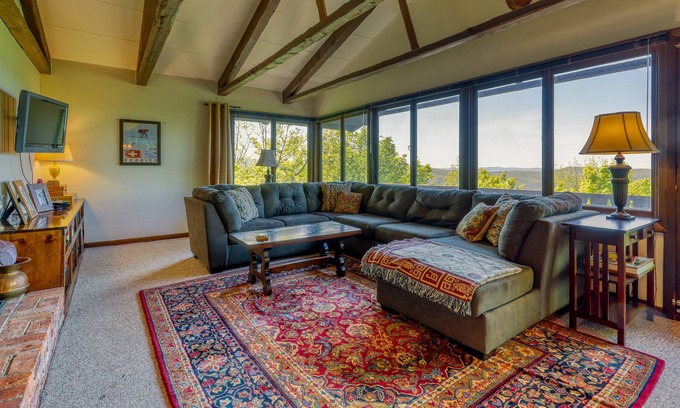 Franconia Casa | Chalet de estilo austriaco con vistas a la montaña, cerca del esquí de Cannon Mountain.