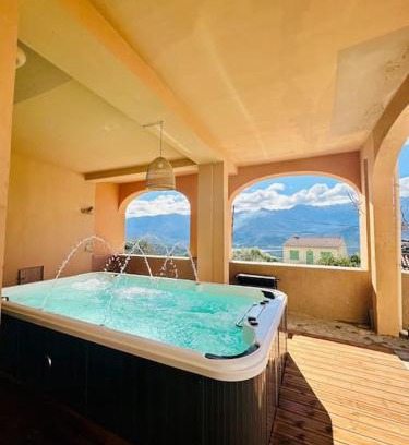 Santa-Reparata-di-Balagna Apartamento | Authentique appartement vue montagnes avec grand patio et jacuzzi chauffé