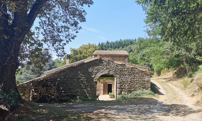 Chateauneuf-de-Vernoux Casa | casa de piedra auténtica. Sitio excepcional, tranquilo y silencioso