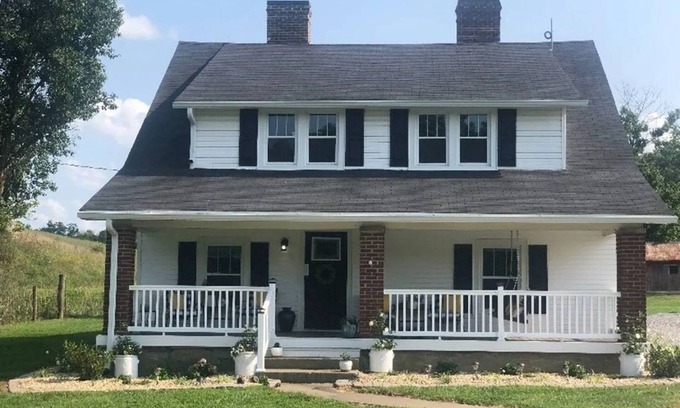Stanford Otro | Authentic 1920 entire farmhouse, pet friendly, country , porch swing and creek.