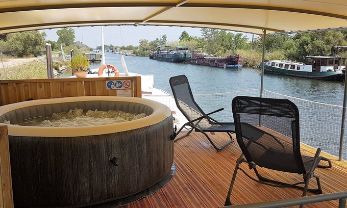 Aigues-Mortes Alquiler De Eote | Authentic barge with all comfort 2 steps from the ramparts