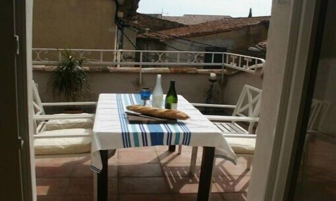 Villeneuve-les-Beziers Cabaña | Bonita casa de pueblo recientemente reformada, con terraza. WI-FI gratuito