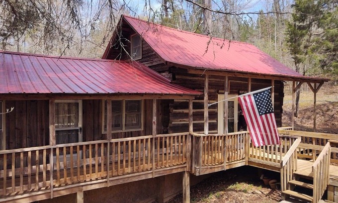 Rutherfordton Cabina | Authentic log cabin nestled in the woods by creek