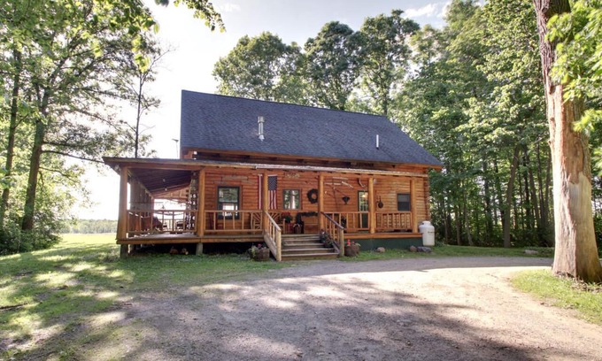 North Ferrisburgh Cabina | Auténtica Log Cabin Fall Fun! E hidromasaje, cerca del lago con vistas a la montaña