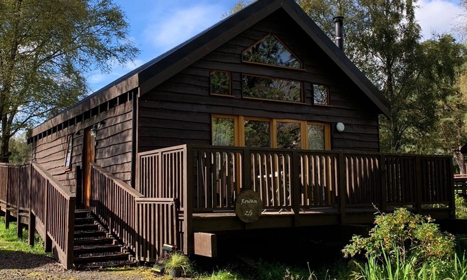 Taynuilt Cabina | Authentic log cabin close to loch shore, with hot tub & wood burning stove.