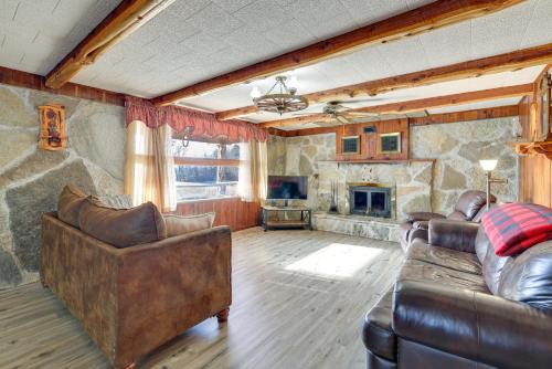 Pineville Casa | Authentic Log Cabin in Pineville about 2 Mi to River!