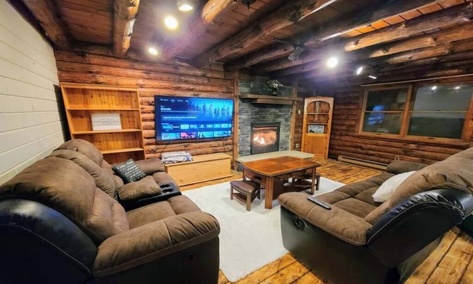 Hickory Hills Casa | Authentic Log Cabin in the Pocono Mountains