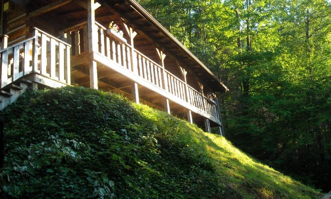 Chalet Village Chalet De Esquí | Authentic log home with hot tub, fireplace, fire pit and billiards !