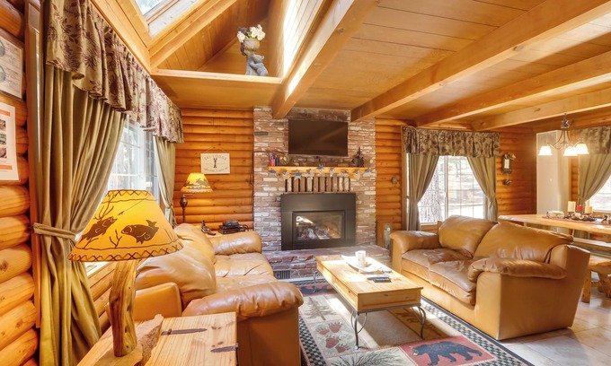 North Upper Truckee Cabina | ¡Cabaña 'Smokey's Den' en South Lake Tahoe con bañera de hidromasaje!