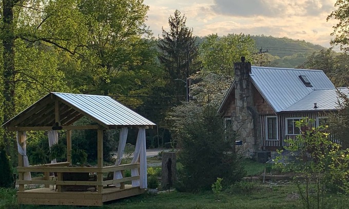 Druid Hills Cabina | Authentic NC Log Cabin~Pond View~Hot Tub~FRESH EGGS