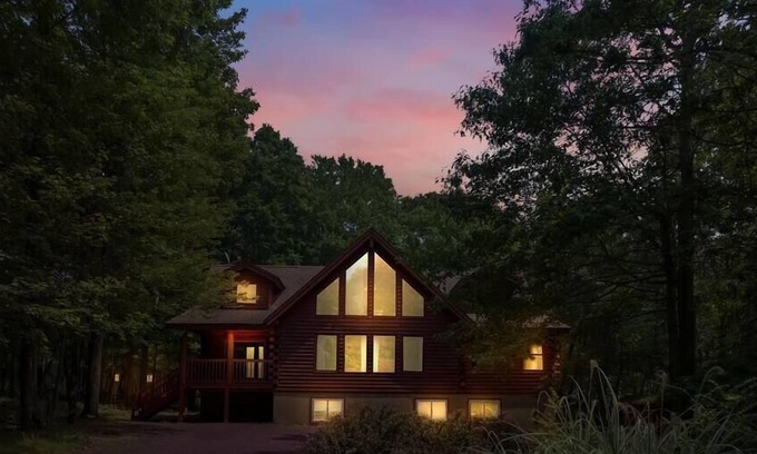 Briar Crest Woods Cabina | Authentic Pocono Log Cabin | Hot Tub | Lake Access