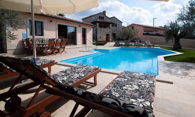 Visnjan Villa | Villa Ulika / Traditional Istrian Villa Ulika in a village near Višnjan, Istria