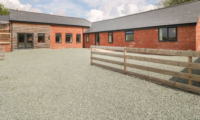 Forden Cabaña | AUTUMN BROOK BARN, pet friendly, with a garden in Montgomery