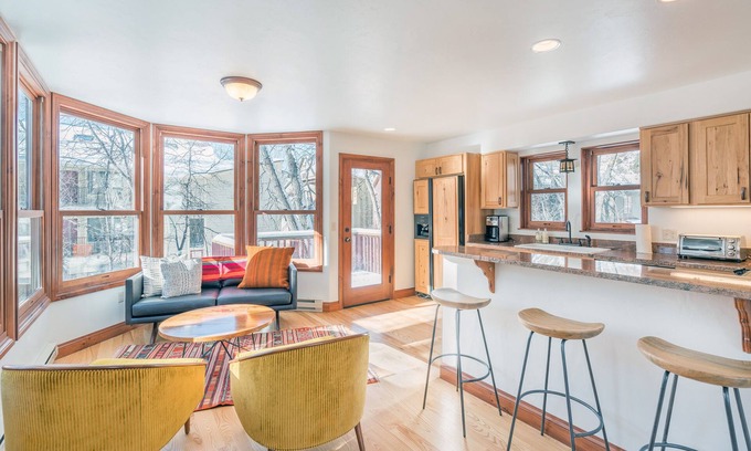 Telluride Condominio | ¡VERANO en el arroyo! Luminoso, elegante y encantador 2BR / 2BT-w deck CONVENIENCIA