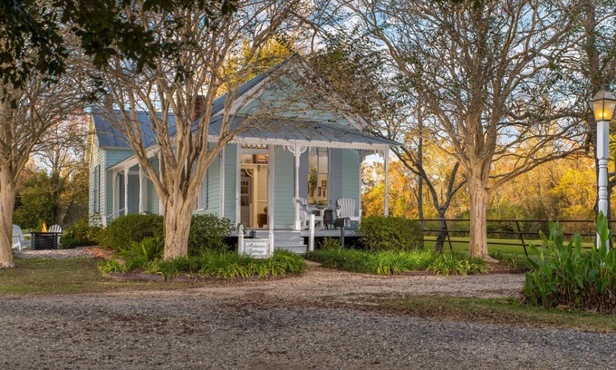 Rayne Cabaña | Autumn Cottage: Sunlit Private Cottage in Cajun Country with Lake Views & Porch