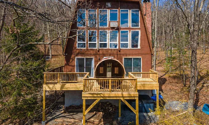 East Stroudsburg Casa | Autumn Heights | Pool | Hot Tub | Game Room | Saun