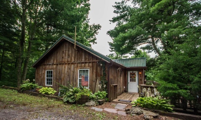 Stanley Casa | Autumn Ridge- Cozy cabin in the Blue Ridge Mountains with a bubbly hot tub!
