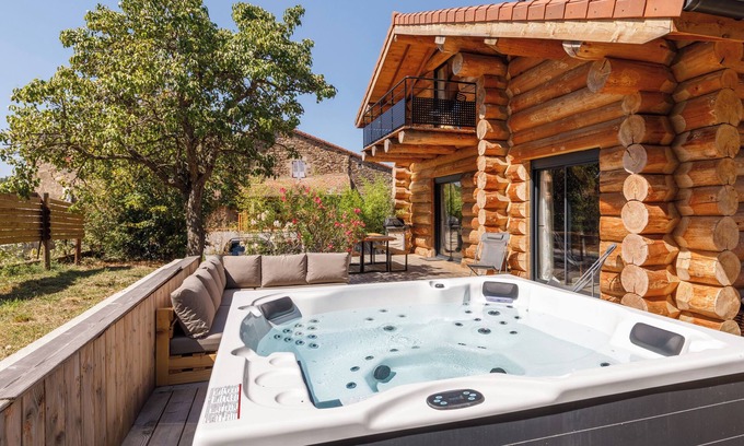 Saint-Jean-en-Val Chalet De Esquí | Auvergne: 5* chalet with spa in the heart of a Fjords horse farm