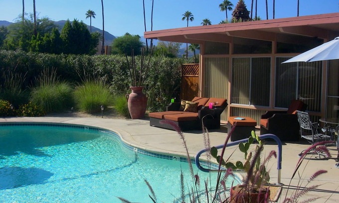 Palm Desert Villa | ESPECIAL DE MAYO- Desde $ 1995 ---- Villa Grande 1BD-2BA- ¡Piscina de agua salada!