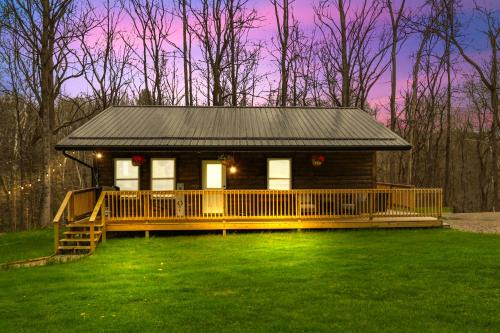 Logan Casa | -AVAIL NEW BOOKING PROMOTIONS - Secluded Cabin King Bed XBOX WIFI HotTub Games Firepit Close to Hiking Trails