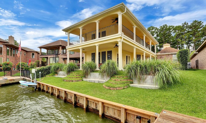 Conroe Casa | RESERVA AHORA SummerAvailable ... Pintoresco FRENTE AL AGUA Texas Single Home