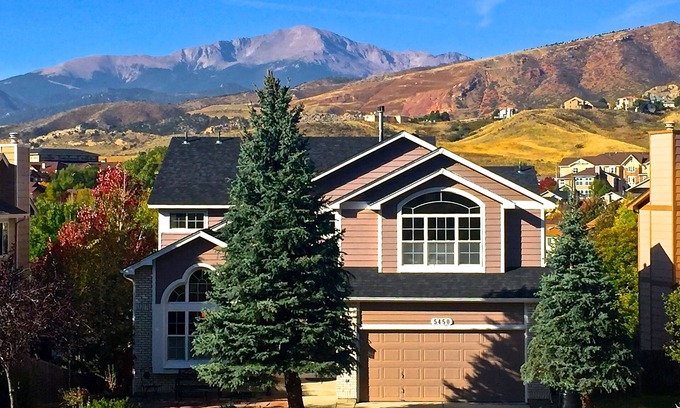 Northwest Colorado Springs Casa | ¡Celebre las vacaciones en nuestra acogedora casa! Clima frío con una cálida chimenea!