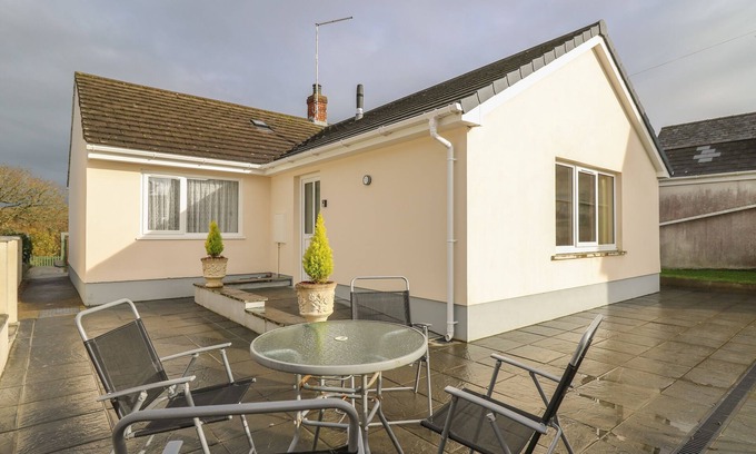 Cilgerran Cabaña | AVALON, family friendly, character holiday cottage in Cilgerran