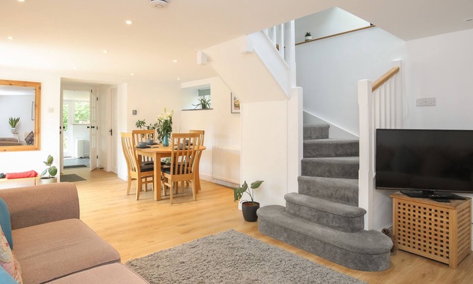 Brynrefail Cabaña | AVALON - FELINHELI, family friendly, with a garden in Y Felinheli