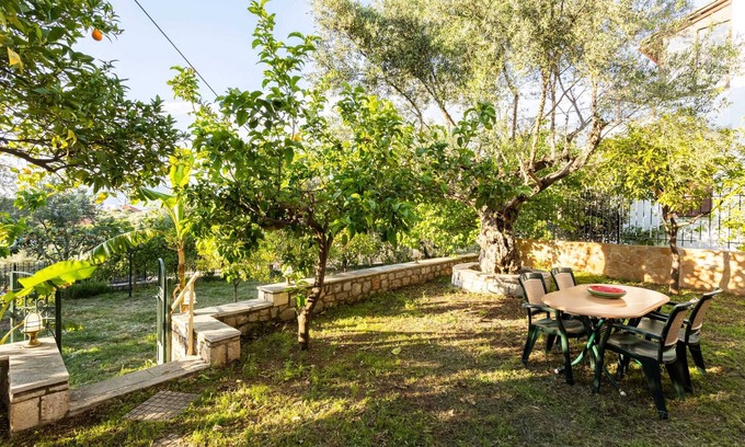 Avia Casa | Avia's Seaside Hideaway with Lush Garden