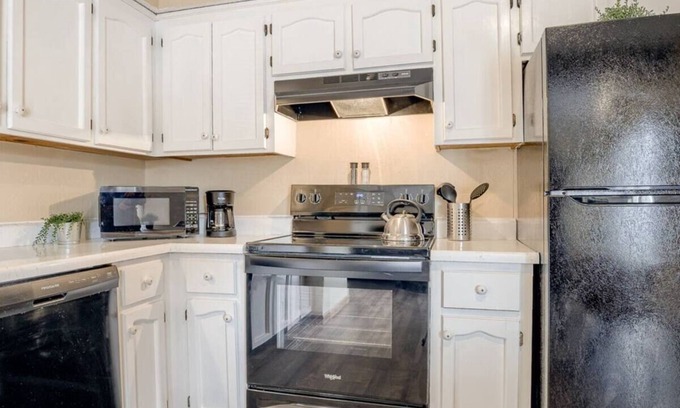 Mount Moriah Casa | Aviator's Lounge 2BR 1Bath WiFi Close to Airport 2