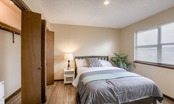 Platte City Apartamento | Aviator's Lounge 2BR 1Bath WiFi Close to Airport Very Convenient Book your stay2