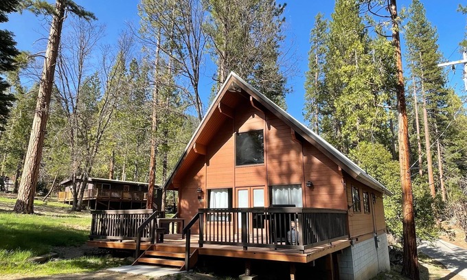 North Wawona Cabina | Avid Hiker Lodge