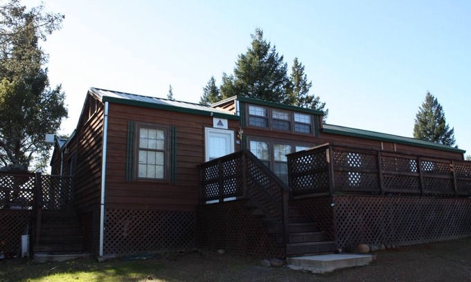 Geyserville Cabina | AVL Private Retreat Cabin with hot tub on private wooded property