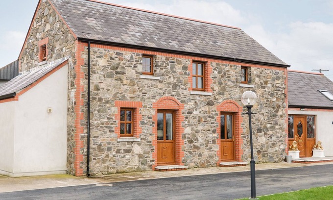 Hillsborough Casa | AVOCA LODGE, character holiday cottage, with a garden in Hillsborough